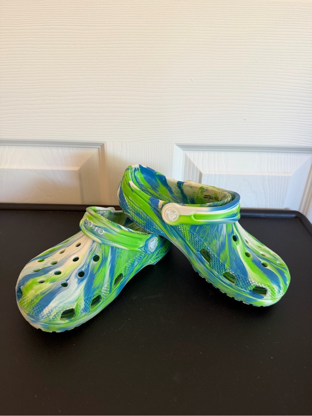 CROCS Kids Classic glow-in-the dark Marbled Clog shoes Size J1